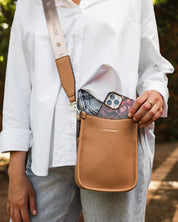 Louenhide Parker Phone Crossbody Bag [clr:camel]