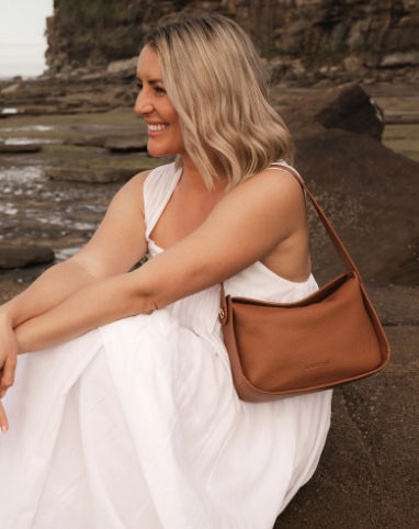 Louenhide Maddie Shoulder Bag [clr:tan] 